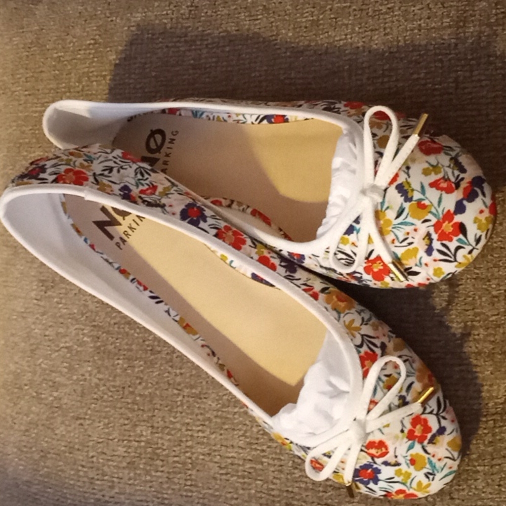 NEW Women's No Parking Floral shoes SIZE 9